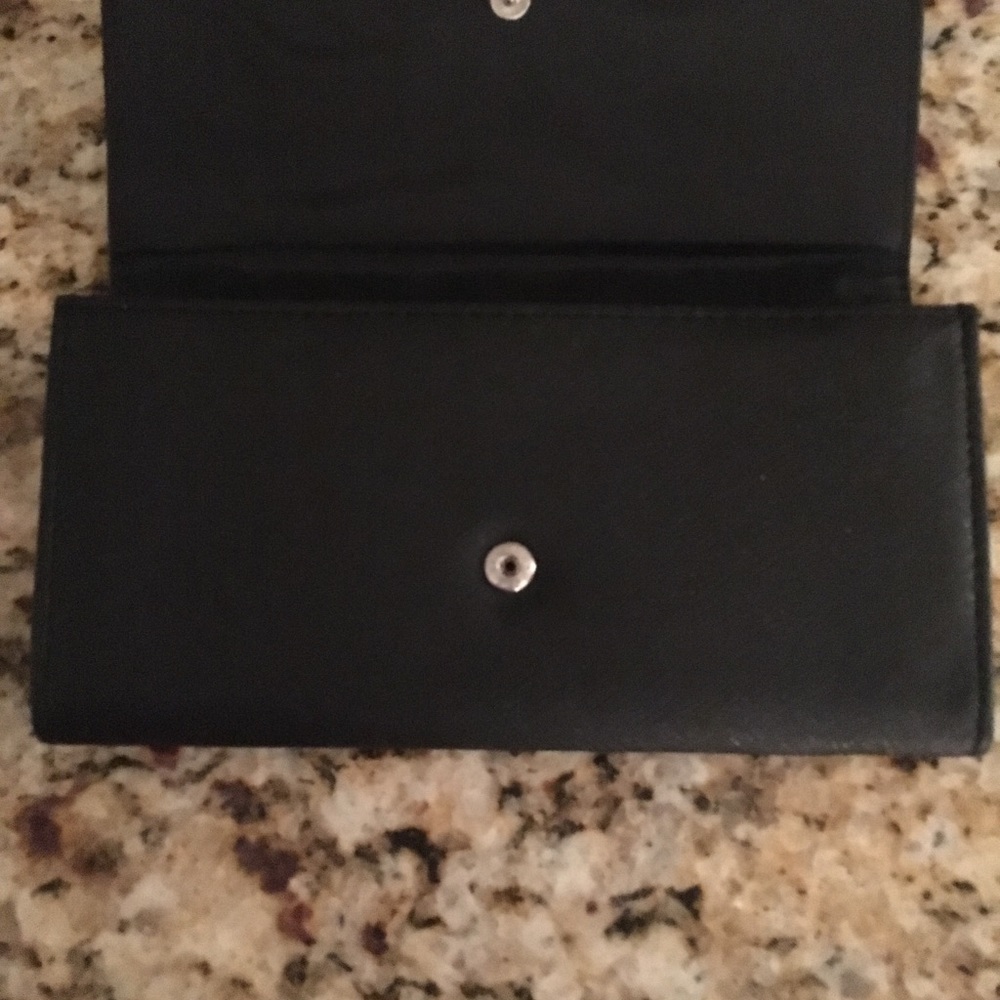 NWOT black wallet loads of pockets!